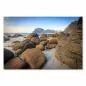 Preview: Runde Felsen liegen auf Sandstrand, majestätische Berge erheben sich im Hintergrund. Preview: Runde Felsen liegen auf Sandstrand, majestätische Berge erheben sich im Hintergrund.